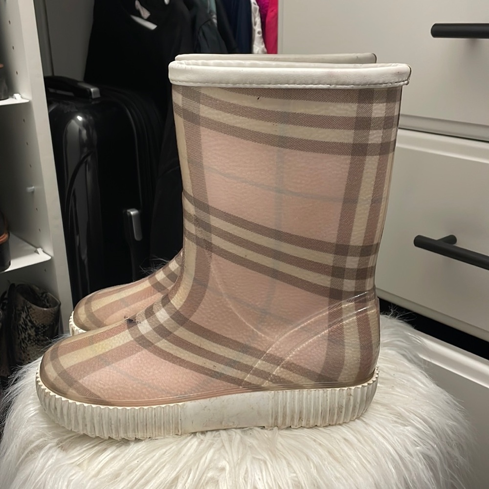 Light pink Burberry rainboots